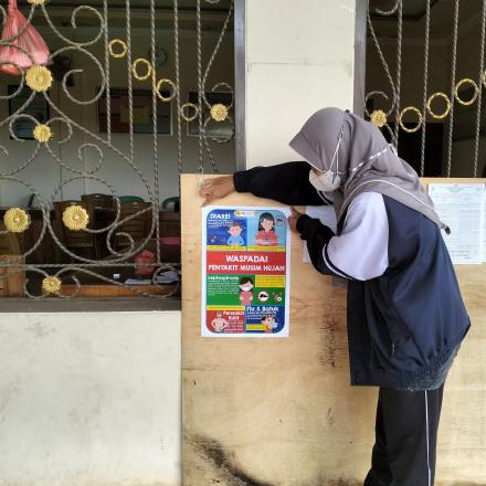 Pemasangan Poster Penyakit Musim Hujan